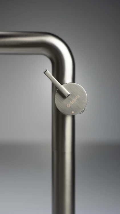 pol_pl_Bateria-umywalkowa-wysoka-z-prostokatna-wylewka-stala-titanium-Silia-BQS-D24K-3602_8.jpg